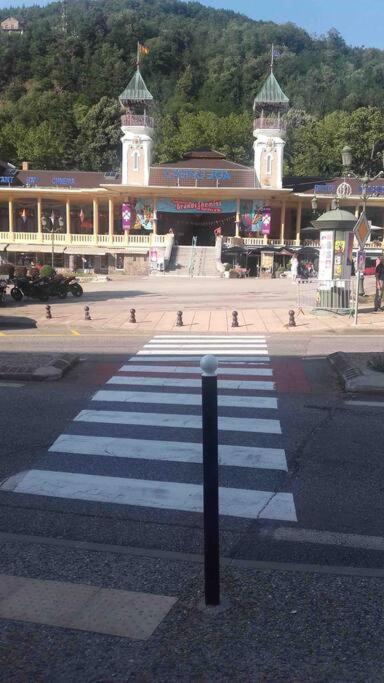 Pour Deux Personnes Au Centre Et Calme *